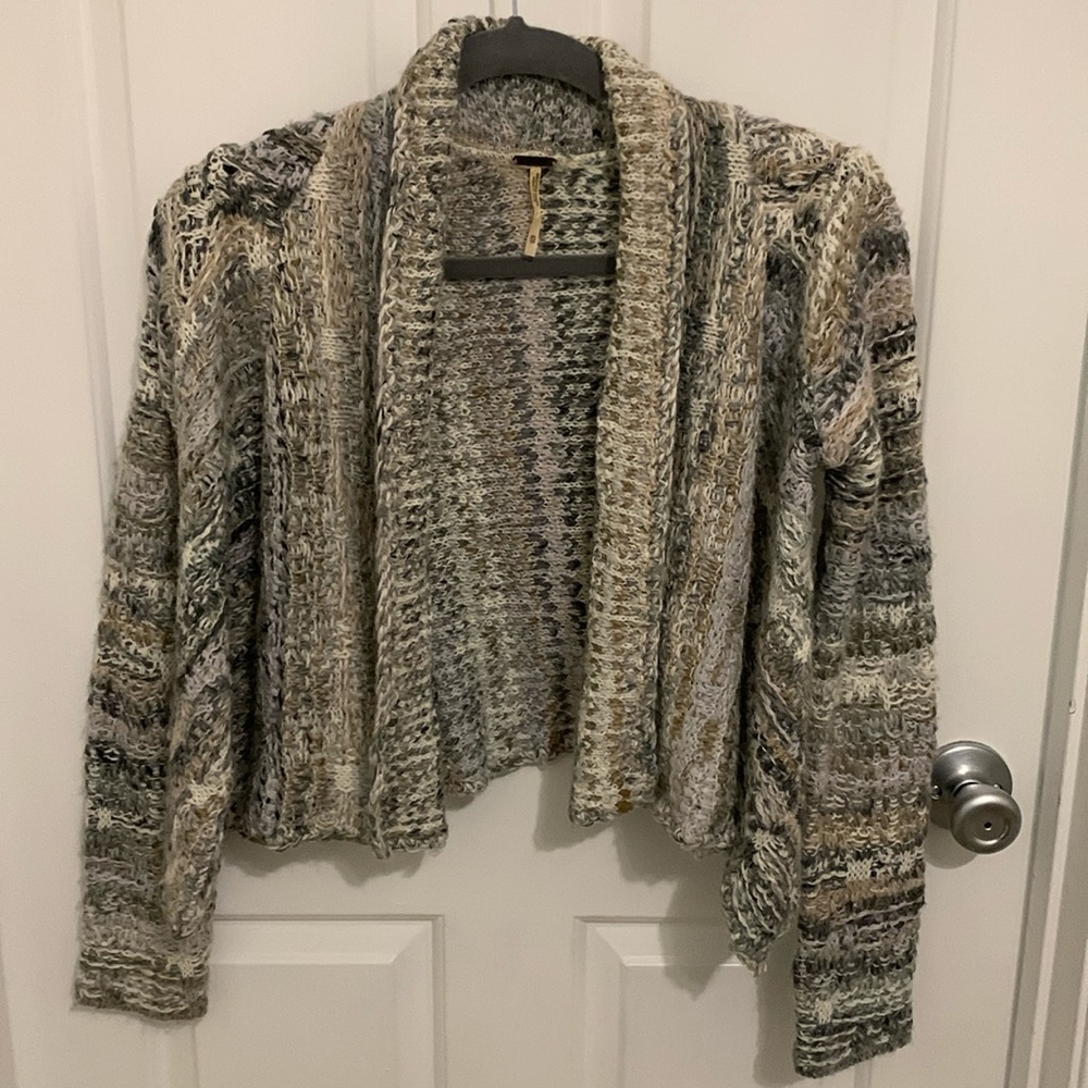 Free People cropped cardigan size XS. Gorgeous and in very good condition.